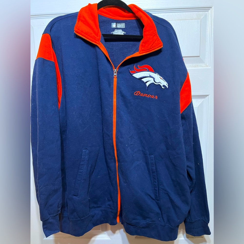 Men’s size 2XL zip up Denver Broncos sweatshirt.
